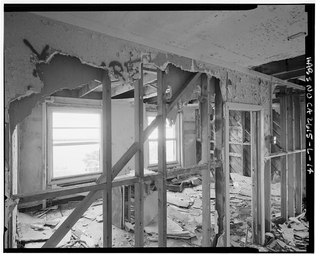 Mill Valley Early Warning Radar Station INTERIOR OF TYPICAL SLEEPING QUARTERS, BUILDING 208, LOOKING SOUTHEAST.